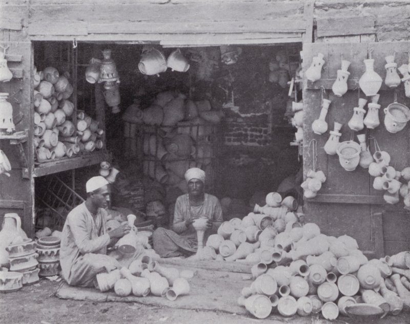 Egypt: Arabové prodávají Gullehy, vodní chladiče (č/b foto) od English Photographer