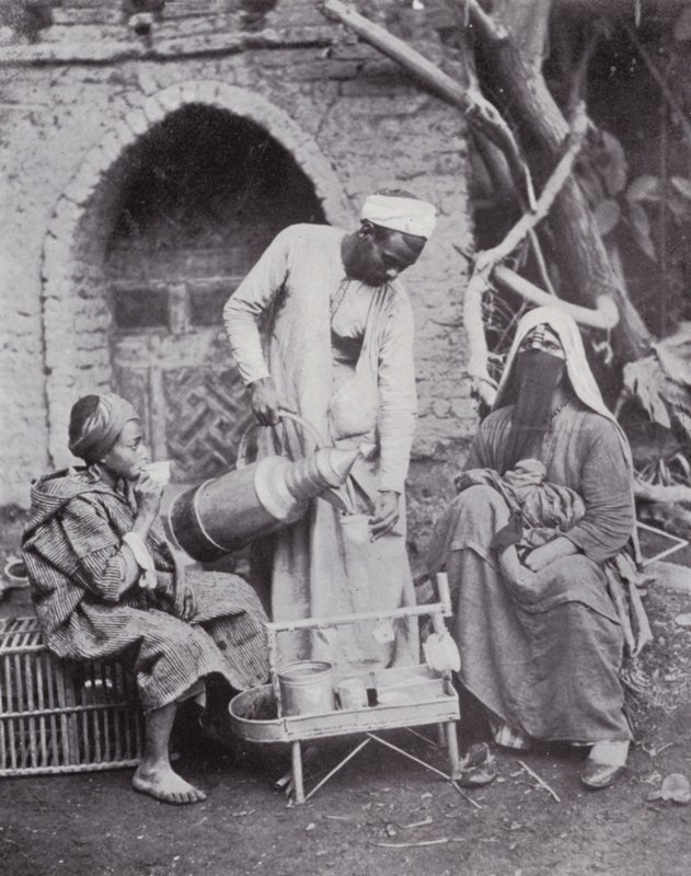 Egypt: Servírování turecké kávy v ulicích Káhiry (č/b foto) od English Photographer
