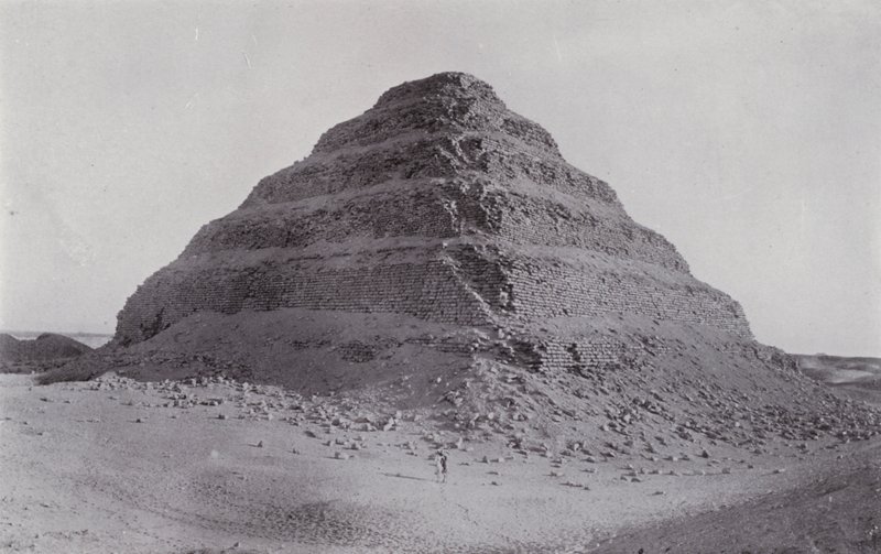 Egypt: Stupňovitá pyramida v Sakkáře (černobílá fotografie) od English Photographer
