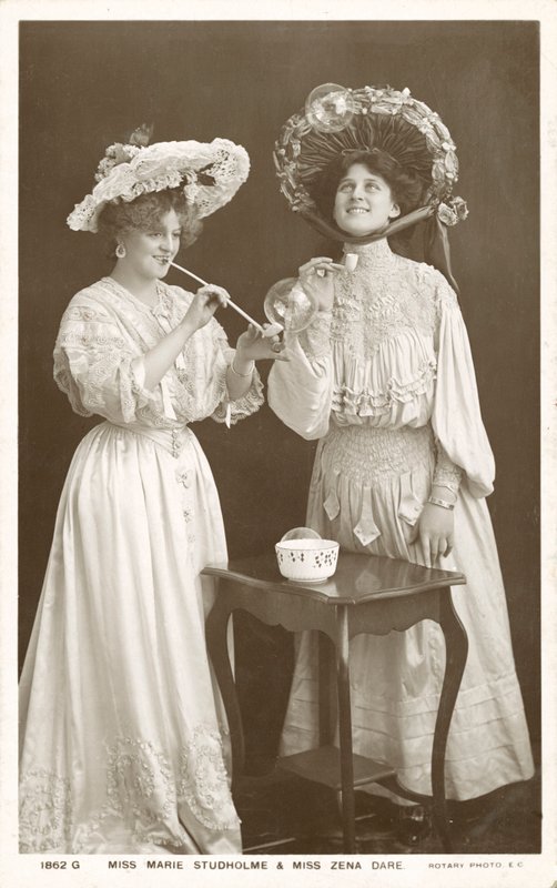 Anglické divadelní herečky a zpěvačky, Zena Dare a Marie Studholme (čb fotografie) od English Photographer