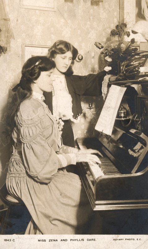 Anglické divadelní herečky a zpěvačky, Zena Dare a její sestra Phyllis Dare (čb fotografie) od English Photographer