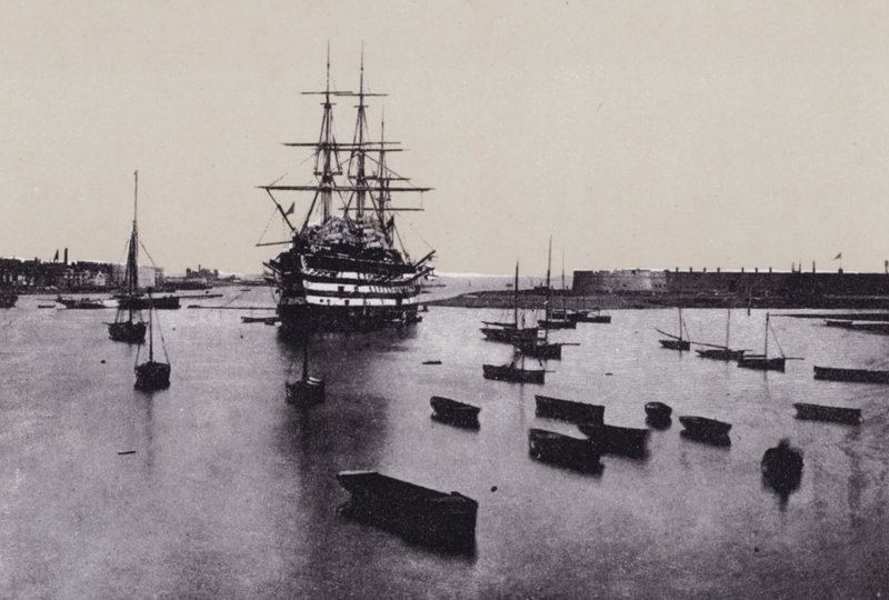Vjezd do přístavu Portsmouth (černobílá fotografie) od English Photographer