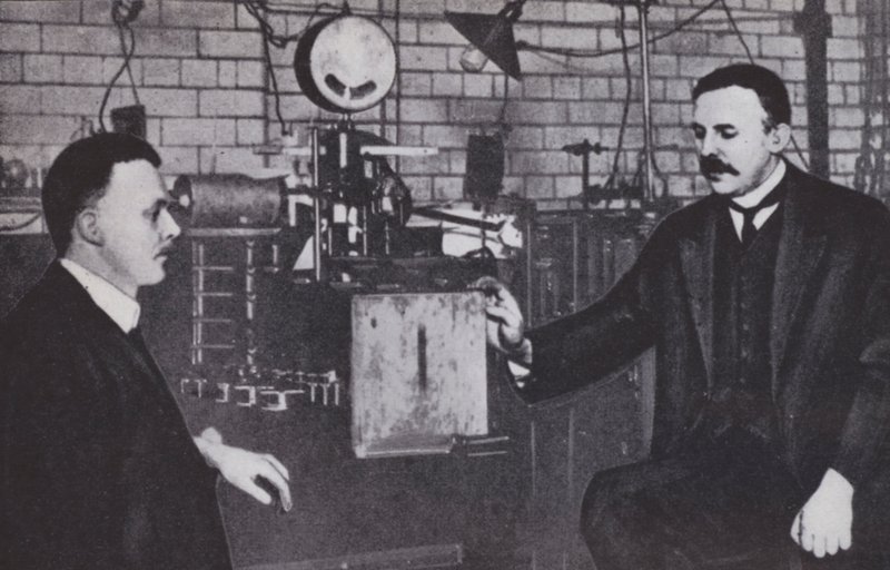 Ernest Rutherford (vlevo) a Hans Geiger ve fyzikální laboratoři Manchesterské univerzity (čb fotografie) od English Photographer