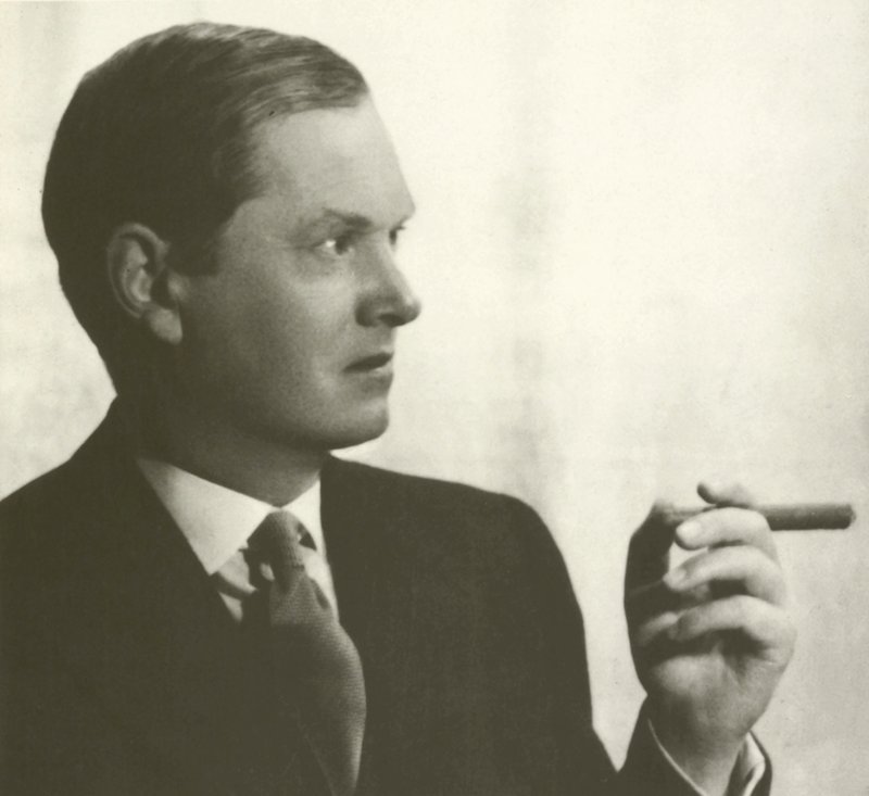 Evelyn Waugh, portrét, kouřící doutník (čb foto) od English Photographer