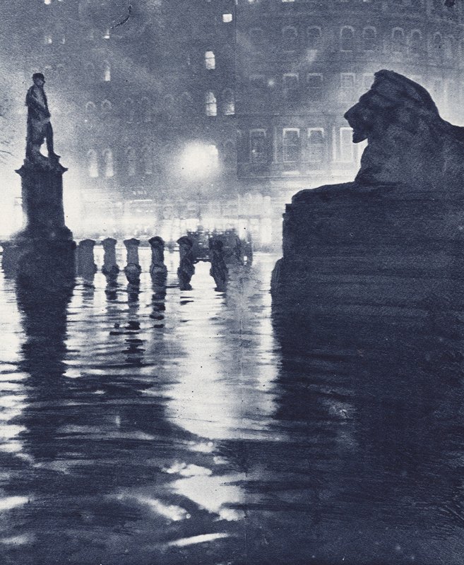 Večerní stíny na Trafalgarském náměstí, Londýn (čb fotografie) od English Photographer