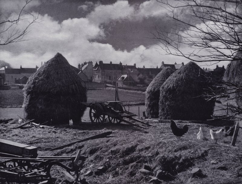 Farmy a střechy vesnic v Oxton, Lauderdale (černobílá fotografie) od English Photographer