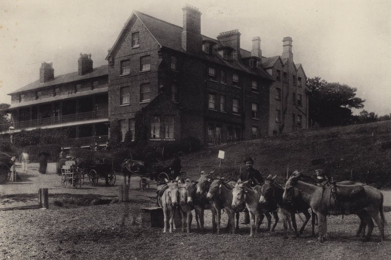 Felixstowe: Bath Hotel (černobílá fotografie) od English Photographer
