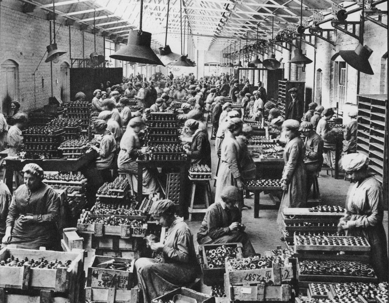 Válečné dělnice, WW1 (černobílá fotografie) od English Photographer
