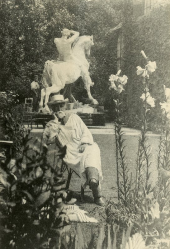 G F Watts v zahradě Little Holland House, Melbury Road, Kensington od English Photographer