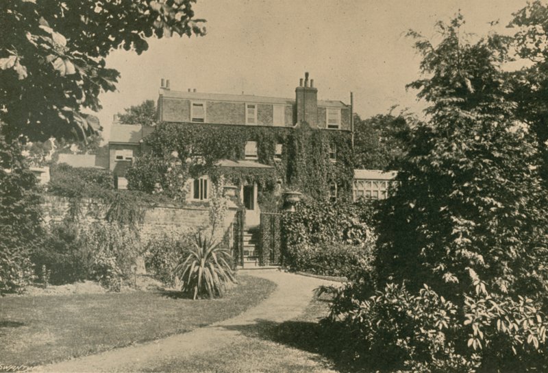 Gad?s Hill Place, nr Rochester, ze zahrady vzadu, rezidence Charlese Dickense, 1857-70 od English Photographer
