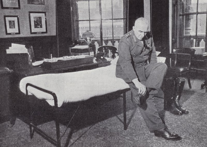 Generál Sir Edmund Ironside, náčelník císařského generálního štábu, ve své kanceláři na Úřadu války, kde často spal během druhé světové války, 1939-1940 od English Photographer