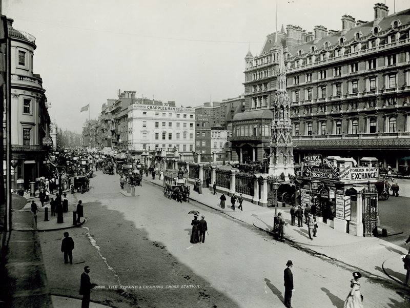 Celkový pohled na ulici Strand s nádražím Charing Cross od English Photographer