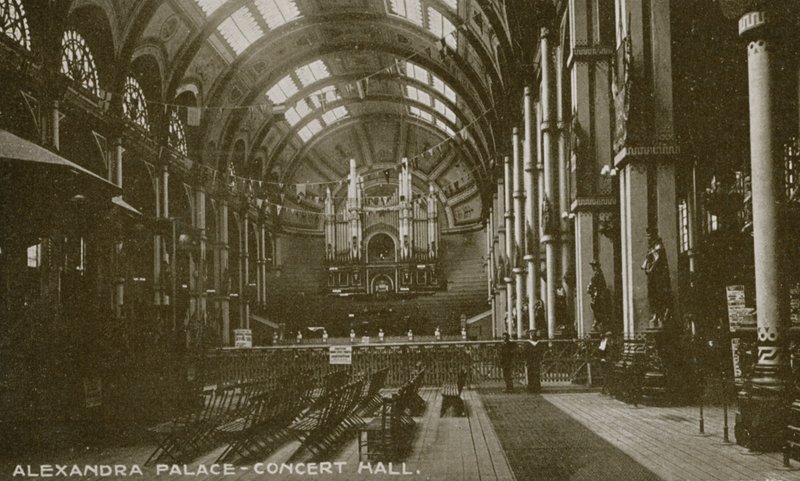 Celkový pohled na koncertní síň v Alexandra Palace od English Photographer