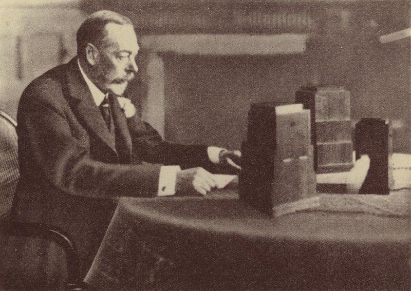 Jiří V. vysílá vánoční poselství Britskému společenství národů a impériu od English Photographer
