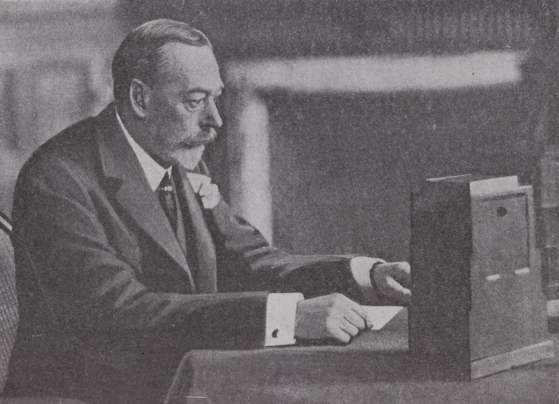 Jiří V. vysílá vánoční poselství Britskému společenství národů a impériu od English Photographer