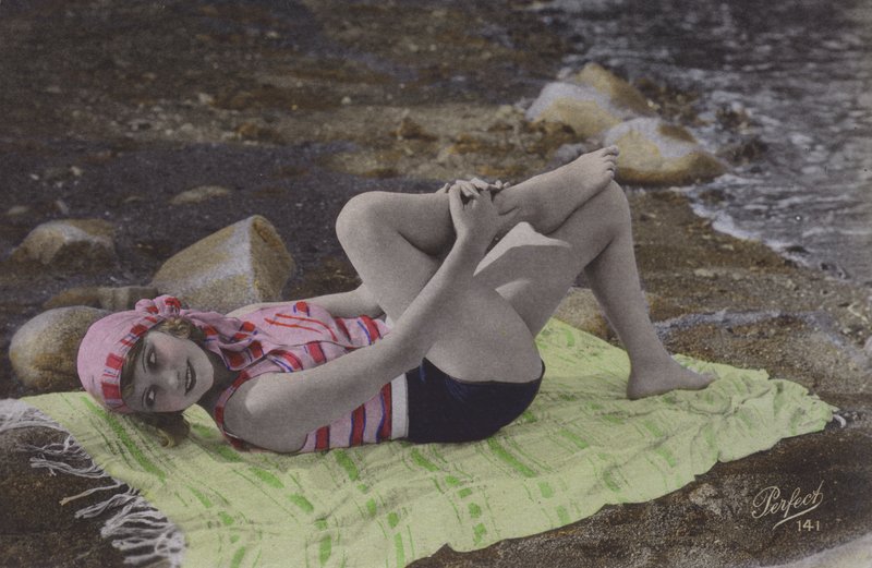 Dívka ležící na ručníku na pláži (barevná fotografie) od English Photographer