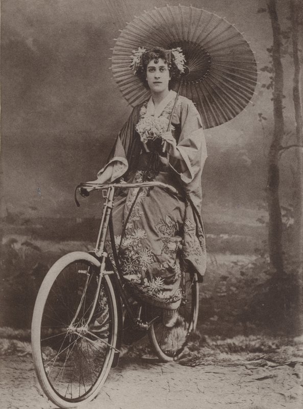 Dívka na kole, oblečená v japonské módě od English Photographer