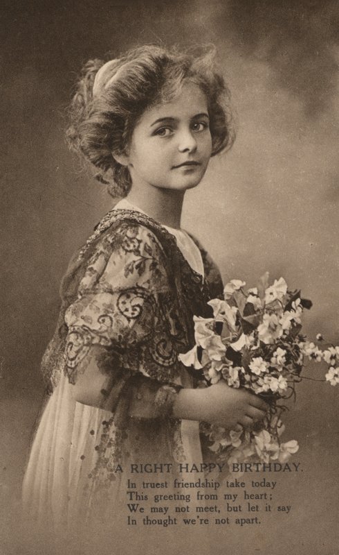 Dívka s kyticí květin a blahopřáním k narozeninám (černobílá fotografie) od English Photographer