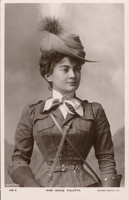 Grace Palotta, jevištní herečka rakouského původu, jako Daisy v hudební komedii The Messenger Boy (č/b foto) od English Photographer
