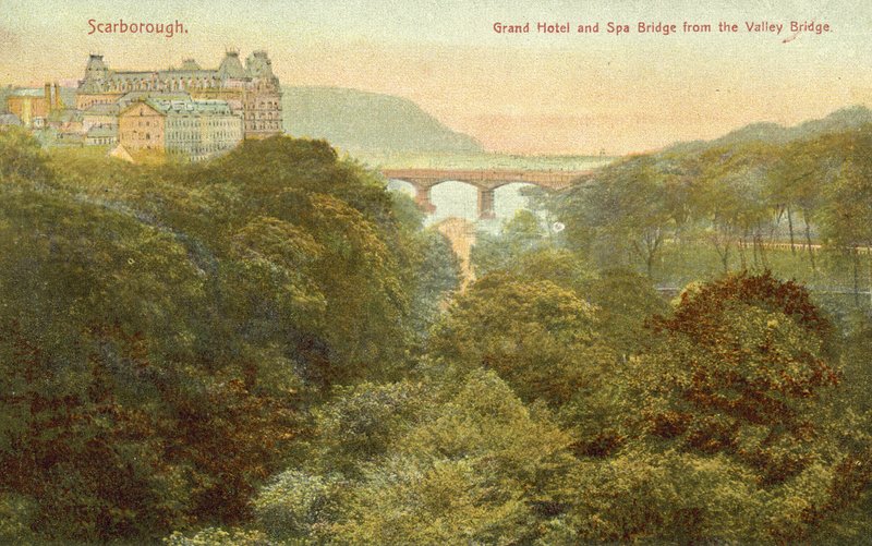 Grand Hotel a most, Scarborough (barevná fotografie) od English Photographer