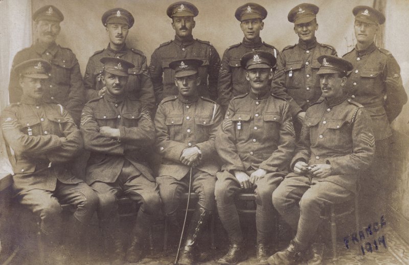 Skupina anglických vojáků, WW1, Francie 1917 (čb foto) od English Photographer
