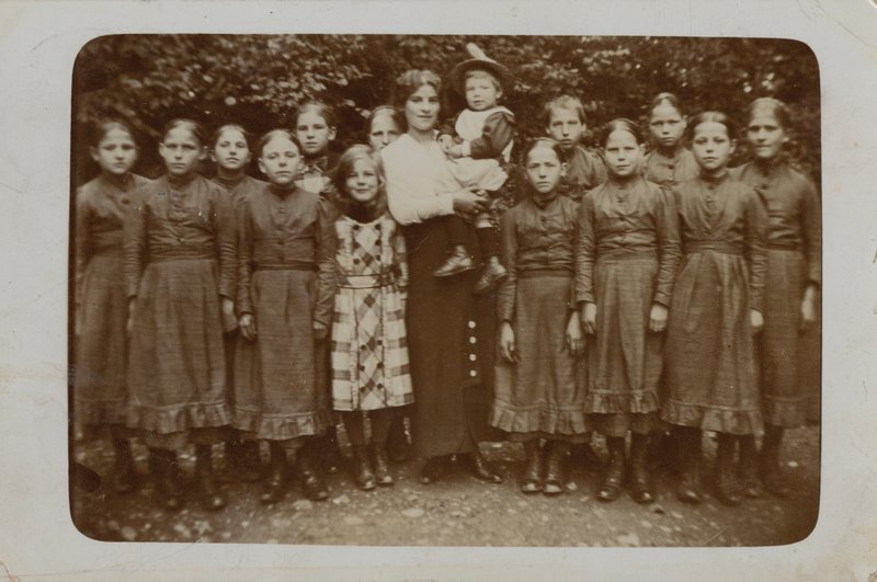 Skupina pravděpodobně sirotků, možná Barnardových dětí (černobílá fotografie) od English Photographer