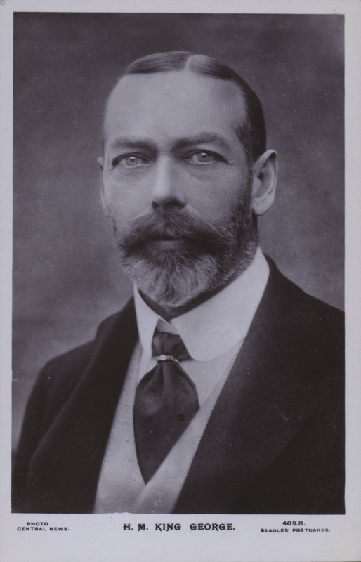 HM King George (černobílá fotografie) od English Photographer