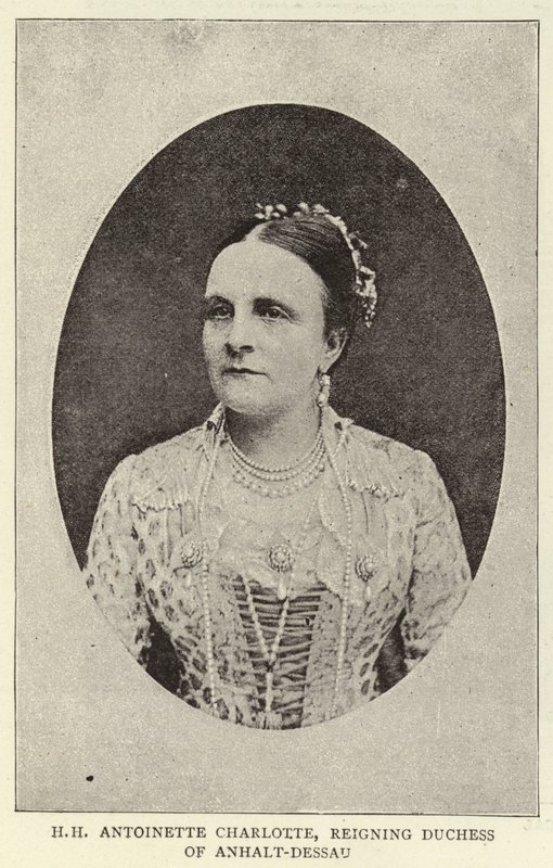 H H Antoinette Charlotte, vládnoucí vévodkyně z Anhalt-Dessau od English Photographer