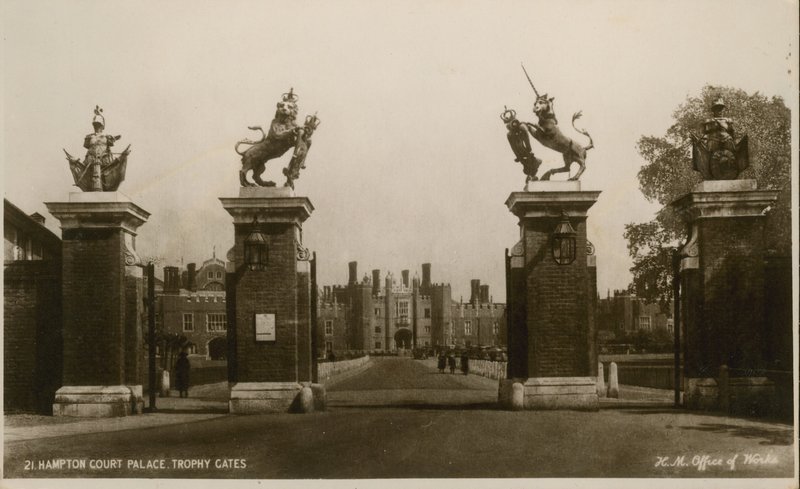 Hampton Court Palace Trophy Gates od English Photographer