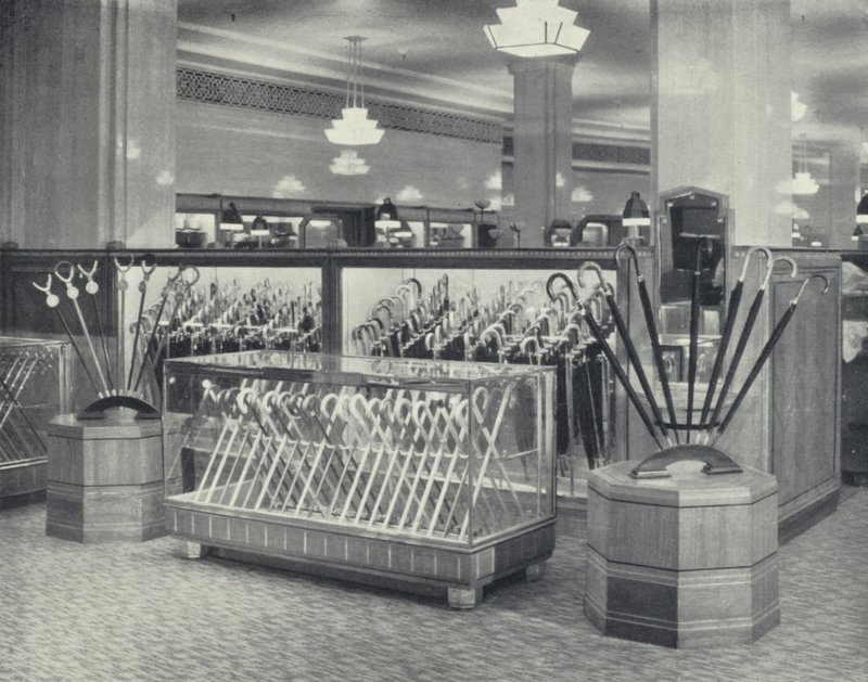 Obchodní dům Harrods, pult na deštníky (černobílá fotografie) od English Photographer