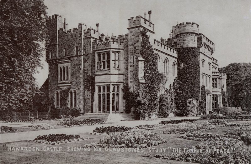 Hrad Hawarden, domov anglického politika a premiéra Williama Gladstonea, Hawarden, Flintshire, Wales (černobílá fotografie) od English Photographer