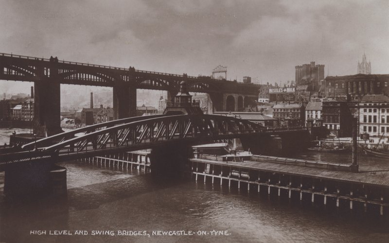 High Level and Swing Bridges, Newcastle-On-Tyne (č/b foto) od English Photographer
