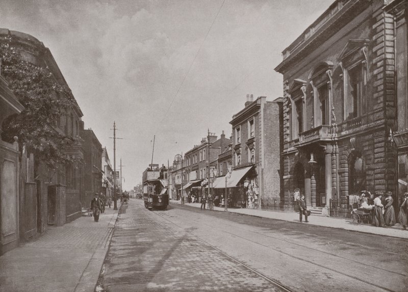 High Street, Hounslow, ukazující kanceláře Rady, vpravo od English Photographer
