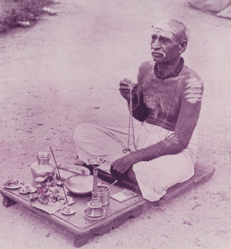 Hinduistický kněz na jeho pobožnostech od English Photographer