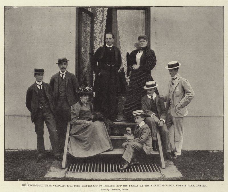 Jeho Excelence Earl Cadogan, KG, lord Lieutenant of Ireland, a jeho rodina ve Viceregal Lodge, Phoenix Park, Dublin od English Photographer