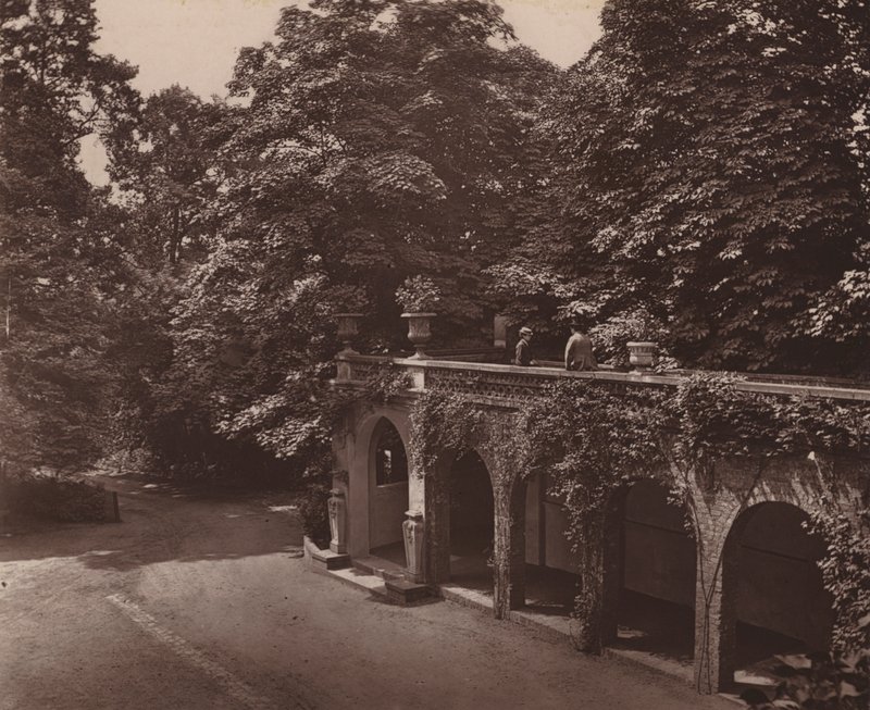 Holland House, Londýn: Terrace over Colonnade, South Side (č/b foto) od English Photographer
