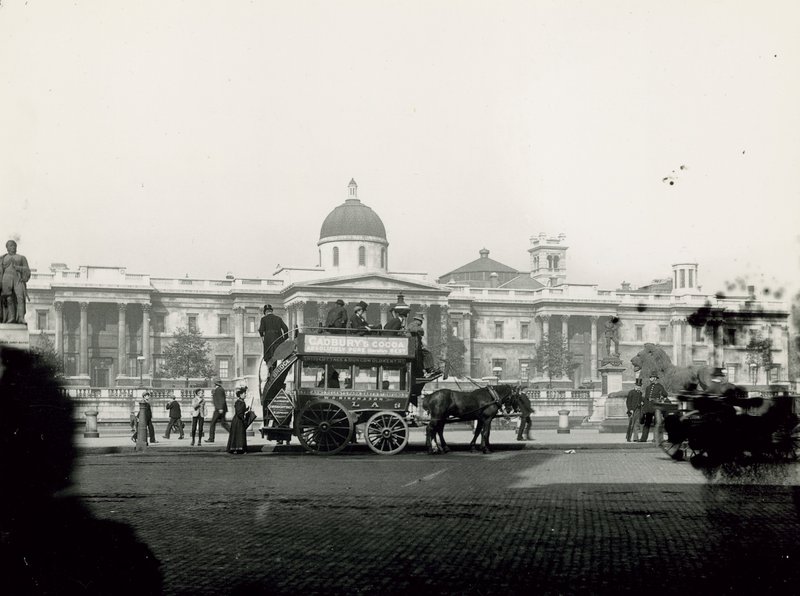 Přeprava tažená koňmi na Trafalgar Square od English Photographer