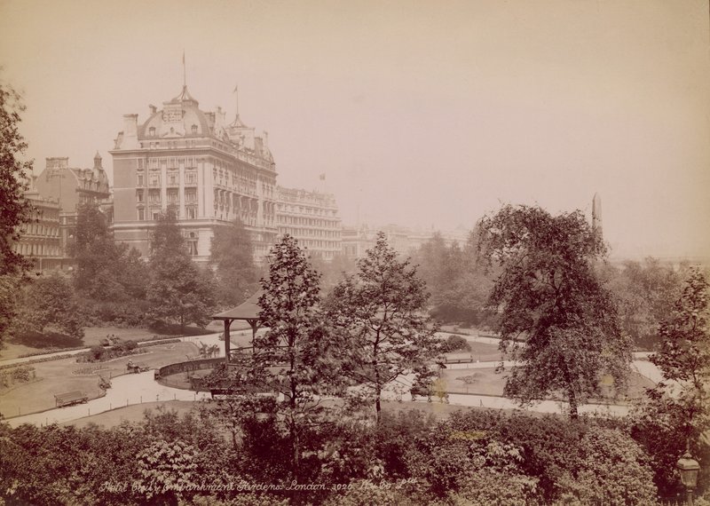 Hotel Cecil and the Embankment Gardens, Londýn od English Photographer