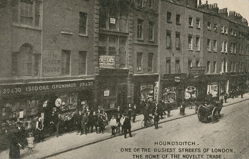 Houndsditch, jedna z nejrušnějších ulic Londýna, domov obchodu s novinkami, Londýn od English Photographer