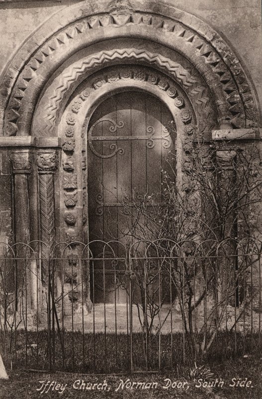 Iffley Church, Norman Door, South Side (černobílá fotografie) od English Photographer