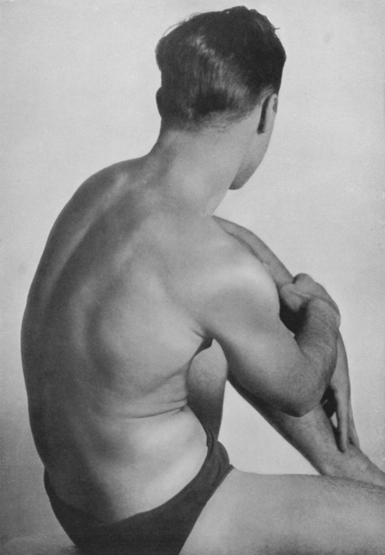 Ilustrace k mužskému tělu (černobílá fotografie) od English Photographer