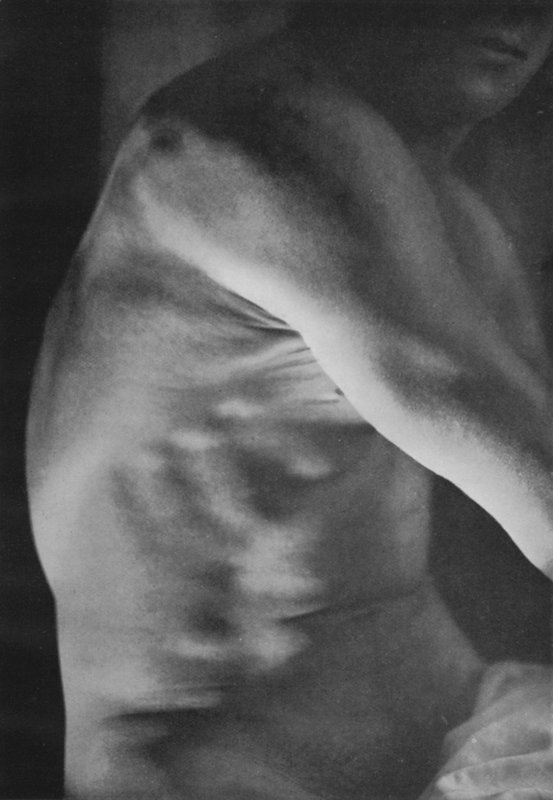 Ilustrace k mužskému tělu (černobílá fotografie) od English Photographer