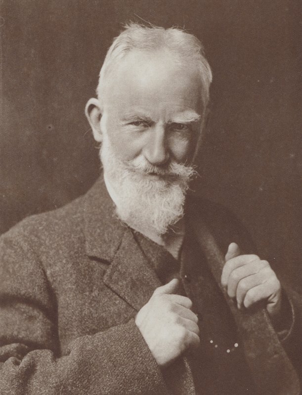 Irský dramatik George Bernard Shaw, nositel Nobelovy ceny za literaturu za rok 1926 (čb fotografie) od English Photographer