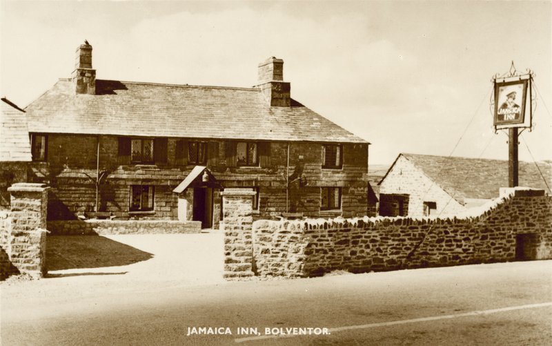 Jamaica Inn, Bolventor, Cornwall, známý tím, že je spojován s cornwallským pašováním a oslavován ve stejnojmenné knize Daphne Du Maurier (černobílá fotografie) od English Photographer