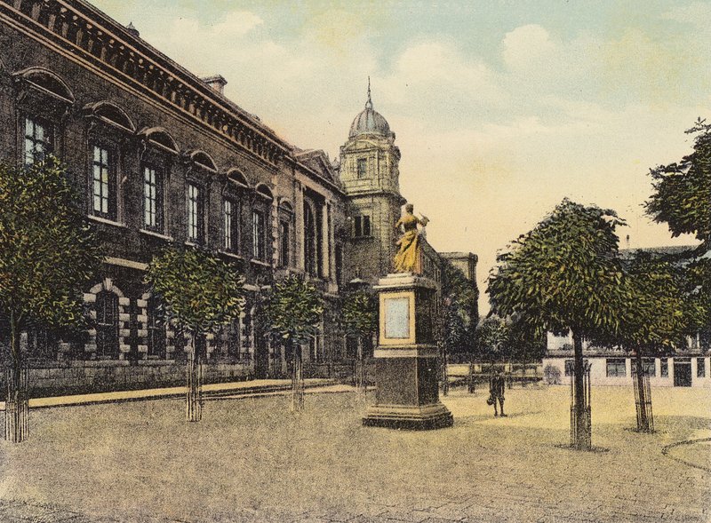 Jersey: Royal Square a Court House (barevná fotografie) od English Photographer