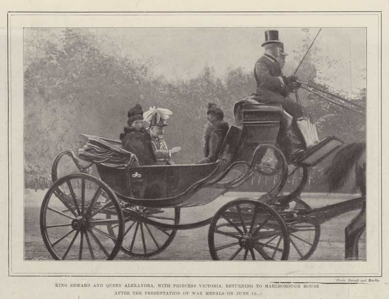 Král Edward a královna Alexandra s princeznou Victorií se vracejí do Marlborough House po předávání válečných medailí 12. od English Photographer