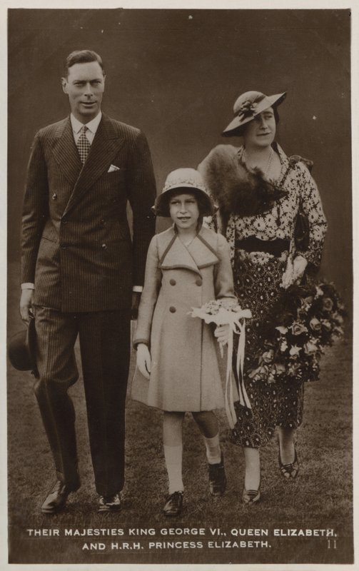 Král Jiří VI., královna Mary a jejich nejstarší dcera, princezna Alžběta (černobílá fotografie) od English Photographer