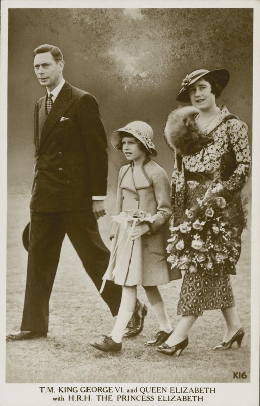 Král Jiří VI. a královna Alžběta s princeznou Alžbětou (černobílá fotografie) od English Photographer