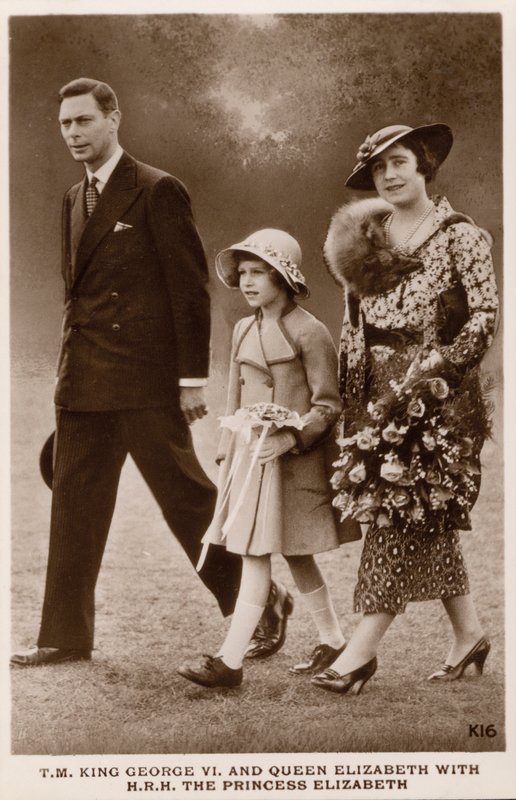 Král Jiří VI a královna Alžběta se svou dcerou princeznou Alžbětou (později královnou Alžbětou II.) (černobílá fotografie) od English Photographer
