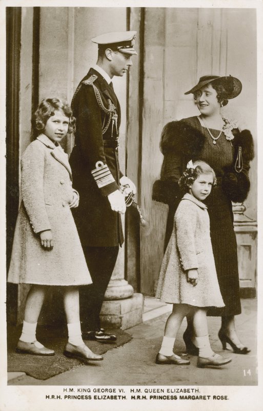 Král Jiří VI. a královna Alžběta se svými dcerami, princeznami Alžbětou a Margaret (černobílá fotografie) od English Photographer